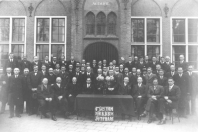 1000688 Groepsportret van de R.K.B.B. te Jutphaas, tijdens het 4e lustrum.